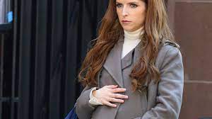 Her first starring role was in the 1998 broadway musical high. Was Ist Denn Da Los Anna Kendrick Mit Babybauch Unterwegs Promiflash De