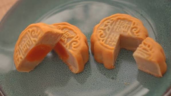 Lotus Seed Paste Mooncake