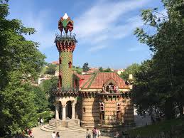 El capricho es un palacete diseñado por el genial arquitecto antoni gaudí i cornet y está considerado como una de las. El Capricho Wikipedia