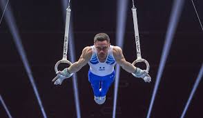 Έχει ύψος 1.64m και βάρος 62kg. Y39tdbl3v1mi3m
