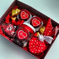 Que tal um coração de chocolate romântico com uma foto sua ou de vocês dois juntos? Pin Em Valentines Ideas