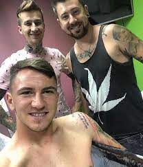 Aici gasesti cele mai noi stiri, comentarii si analize din lumea sportului romanesc si international. Man Si Coman S Au Dus La Artistul Preferat Al Fotbalistilor Inaintea Meciului Cu Chiajna Primul Si A Umplut Bratul Cu Un Desen Fioros Foto Sport Ro