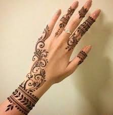 Ada banyak seni yang dihasilkan dari henna seperti henna tangan atau inai tangan henna pengantin henna kaki henna telapak tangan dan ukiran henna lainnya. Imagen Relacionada Desain Henna Tato India Henna