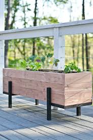 How To Build And Grow A Salad Garden On Your Balcony Jardiniere En Bois Jardiniere Palette Et Jardin Sureleve