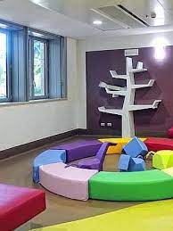 Com E Bello E Sempre Aperto L Ospedale Di Bambini Spazi Di Apprendimento Design Scolastico Stanza Ragazza