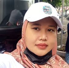 A prisoner escaped and the first place he went was home to his wife His  wife seeing him says, "the news said you you escaped at 3pm and now is 7pm"  where