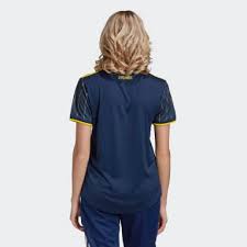 Klä barnen på för fotboll med några häftiga fotbollskläder och några bra fotbollsskor. Sverige Adidas Sverige