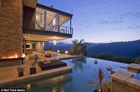 Happy 18th Birthday To Me Justin Bieber Splashes Out On 10 8million Lovenest For Him And Selena As Present To Himself Celebrity Houses Hollywood Hills Homes Mansions