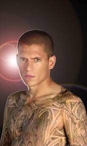 The killer prison break tattoo bodysuit was fake and had to be applied on his body every time they shot scenes of him shirtless or in short sleeves and took 4.5 hours each time. Tattoos Wentworth Miller Prison Break Michael Scofield Wallpapers Desktop Background