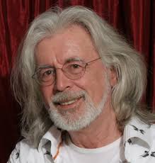 Une histoire de famille... Les Mack Reinhold Mack, également connu sous le  nom de Mack, est un producteur de disques et un ingénieur du son allemand,  principalement connu pour ses collaborations avec