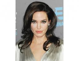 Anche ora, uscendo sul tappeto rosso, può scioccare lo spettatore . Angelina Jolie Tutte Le Sue Acconciature Da Red Carpet Tu Style