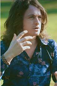 Please read all of this post if you are a real Yes fan. In 2004, at the end  of the European leg of tour, Rick did a documentary for a British TV