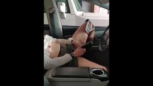 車の中でディルドオナニーしてたら通りがかった男に見つかって手マンされる