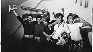 Der kommerzielle durchbruch gelingt den toten hosen 1988 mit ein kleines bisschen horrorschau, großteils geschrieben für die bonner bühnenfassung des films a clockwork. Die Toten Hosen 1982 Youtube