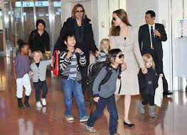 Angelina jolie is one of hollywood's leading actresses, known for movies like 'girl, interrupted in the 1990s, angelina jolie became a popular actress. Angelina Jolies Sechs Kinder Sprechen 8 Sprachen Web De