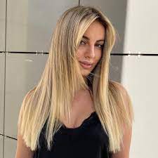 Facile da gestire, la capigliatura liscia con ciuffo è versatile ed è in grado di nascondere piccole imperfezioni o zone del viso che ti piacciono meno, come la . I Migliori Tagli Di Capelli Lunghi Lisci Da Provare Trucchi Tv