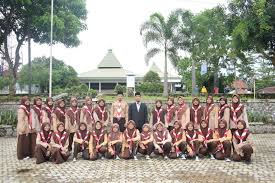 Kalimat sindiran juga tidak mengandung kalimat yang kotor, sombong, angkuh, kasar. 100 Mutiara Indah Bahasa Arab Mahfudzat