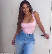 @kourtneykardash на фото звезда была. Kim Kardashian Zeigt Ihre Kurven In Einem Vollbusigen Rosa Oberteil Nach Welt