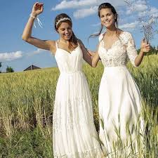 Jetzt ta lesen und bis zu 80 € prämie sichern! Hochzeits Atelier Kassel Boho Hochzeitskleider Dein Style Ist Lassig Und Naturlich Deine Hochzeit Stellst Du Dir Im Hippie Look Vor Bei Uns Findest Du Wundervolle Boho Brautkleider In Exklusiven Retrodesigns Leichte Stoffe Und Lockere