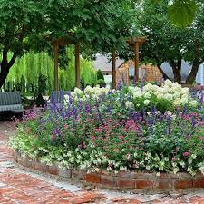 Garden Answer On Instagram This Morning Has Been A Total Gift It S Hot But It S Overcast Which Makes All Things Bear In 2020 Pretty Gardens Garden Landscape Design