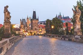 Sie ist bekannt für ihre charmante altstadt mitsamt der bunten, historischen gebäude, kirchen und der mittelalterlichen uhr, die ein stündliches glockenspiel spielt. Die Besten Prag Sehenswurdigkeiten Highlights Reisetipps