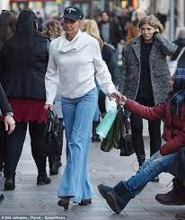 Faith Hill Shakes Hands With Homeless Woman Outside Harrods Daily Mail Online