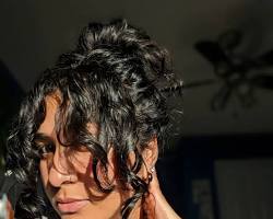Image de Medium Curly Hair with Curtain Bangs