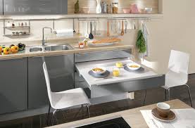 Kuche mit integriertem essplatz der essplatz fur vier personen ist direkt an die kochinsel angeschlossen planung un kitchen workshop kitchen kitchen flooring. Der Gunstige Kuchen Supermarkt In Offenburg
