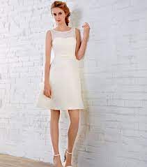 Celles qui ont envie d'un mariage bohème se tourneront plutôt vers les robes délestine ou délicia qui mixent parfaitement la dentelle et les matières aériennes. Robe De Mariee Tati 20 Robes Pas Cheres Et Elegantes