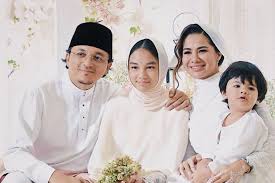 Dalam foto yang beredar, tampak keduanya kompak berbusana serba putih, putri dari engku emran. Nabila Engku Emran Selamat Bernikah Sharnaaz Ucap Tahniah Kakibawang My