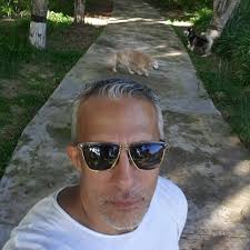 Este joven que aparenta ser pobre, está por infiltrarse en una familia de  ultra ricos. Su objetivo: algo mucho más retorcido de lo que podrías  imaginar.