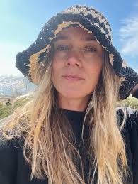 1 augusti. Det behövdes tröja efter badet för första gången på hela  sommaren, renfanan blommar och jag har en ny favoritsallad. Recept finns  hos @gkstories, länkar även i stories 💚