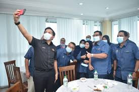 Jabatan kastam diraja malaysia (jkd) atau lebih dikenali sebagai kastam diraja malaysia (kdm) merupakan sebuah badan di jabatan kastam berfungsi sebagai pemungut cukai import dan eksport negara. Pertemuan Dengan Warga Jabatan Kastam Diraja Malaysia Pulau Pinang