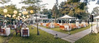 Pesta pernikahan di kebun akan membuat pesta anda terkesan casual dan intim, serta tetap meriah dan cantik dengan dekorasi garden party. Paket Pernikahan Garden Party Outdoor Harga Murah Daftar Harga Tarif