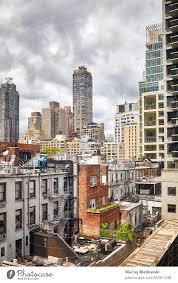 Derzeit 1.499 freie mietwohnungen in ganz „mainhattan, wie frankfurt in anlehnung an das new yorker manhattan genannt wird, ist der sitz. Manhattan Wohnviertel New York City Usa Ein Lizenzfreies Stock Foto Von Photocase