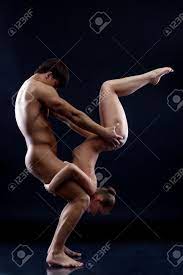 Gimnastas Jóvenes Desnudas Mostrando Truco En El Estudio, Sobre Fondo  Oscuro Fotos, retratos, imágenes y fotografía de archivo libres de derecho.  Image 19586945