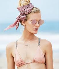 Pour surfer sur la tendance, vous pouvez choisir de mettre des modèles unisexes pour femmes, filles ou hommes. Comment Porter Un Bandana