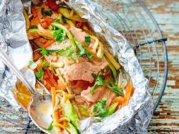 Lachs Mit Gemuse In Alufolie Gegrillt Rezept Lecker Lachs Mit Gemuse Beliebte Rezepte Rezepte