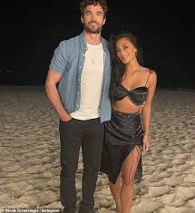 Nicole scherzinger has met ed sheeran 's parents. Nicole Scherzinger Radiates Happiness As She Jumps For A New Year S Snap In Front Of The Sea Aktuelle Boulevard Nachrichten Und Fotogalerien Zu Stars Sternchen
