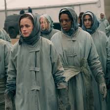 Элизабет мосс, джозеф файнс, ивонн страховски и др. The Handmaid S Tale Recap Season 2 Episode 2 Unwomen