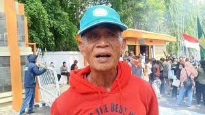 Ianya tidak terkecuali polis, guru, tentera dan sebagainya. Petugas Kebersihan Parepare Mengeluh Gaji Belum Dibayar Selama 9 Bulan Halaman All Tribun Timur