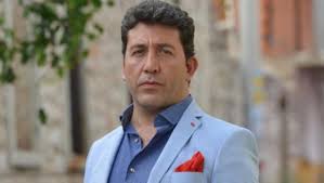 Gece yarısı kapanması gereken mekanda geç saatlere kadar oturan kınay, saat 12'yi geçti niye hala mekandasınız sorusunu yönelten muhabire küfredip üzerine yürüdü. Emre Kinay Kimdir