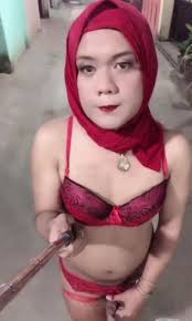 CROSSDRESSER HIJAB OUTSIDE HOME GETTING OFF