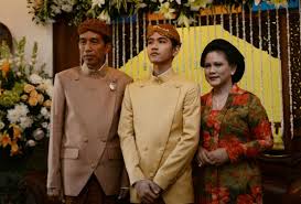 Pakaian yang dikenakan oleh wanita jawa tengah yakni berupa model kebaya solo atau keraton surakarta. 25 Model Pakaian Adat Jawa Tengah Modern 2018 Kumpulan Model Baju Update Kumpulan Model Baju