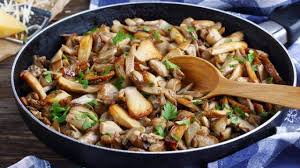 Fatele cuocere per una decina di minuti, aggiungendo un mestolo di brodo. Funghi Porcini In Padella Ricetta Sprint Semplice Ed Economica