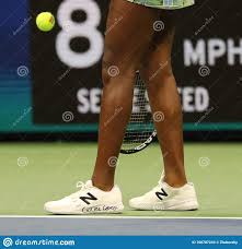 Naomi osaka comforts coco gauff after defeating her in the us open. Professioneller Tennisspieler Coco Gauff Aus Den Vereinigten Staaten Tragt Sonderschuhe Fur New Balance Tennisschuhe Mit Dem Schi Redaktionelles Stockfoto Bild Von Spieler Zeremonie 160787243