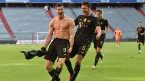 Wynik otworzył fantastycznym strzałem robert lewandowski. Bayern Tutup Musim Libas Augsburg 5 2 Lewandowski Patahkan Rekor Top Skor