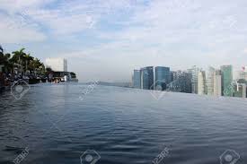 Piscine Sur Le Toit De L Hotel Marina Bay Sands A Singapour Banque D Images Et Photos Libres De Droits Image 82136596