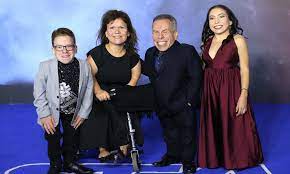 Последние твиты от warwick davis (@warwickadavis). Warwick Davis Poses With Family At Star Wars The Rise Of Skywalker London Premiere Daily Mail Online