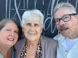 Help my niece smile in outdoor family photo